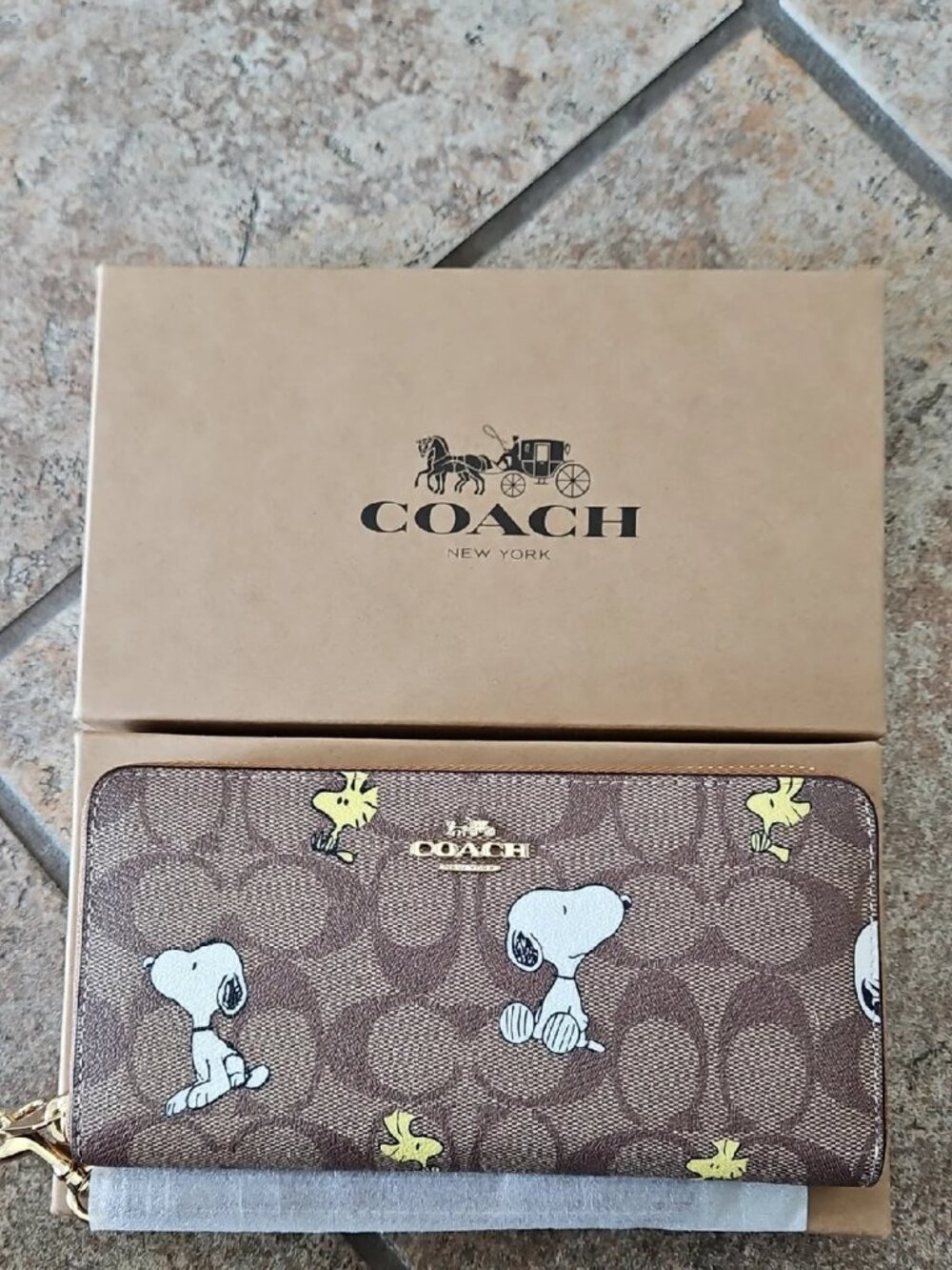 Coach x peanut snoopy large zip wallet